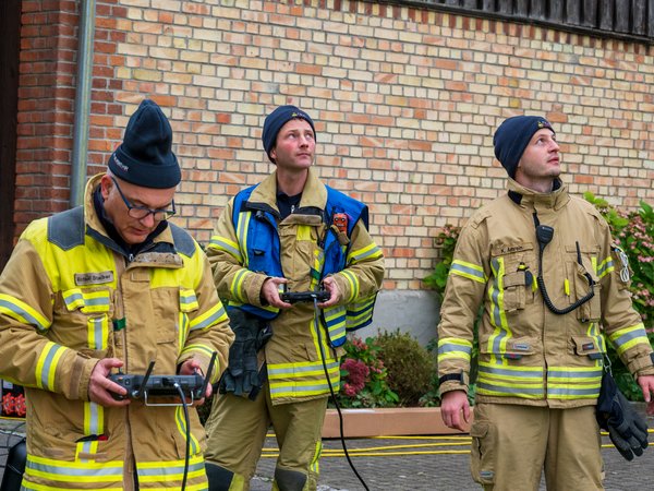 Drei Feuerwehrmänner der Feuerwehr Meckenbeuren bei der Steuerung einer Drohne und der Überwachung des Luftraumes.