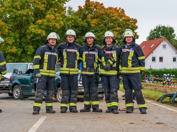 Fünf Feuerwehrmänner sind für ein Teamfoto aufgestellt.