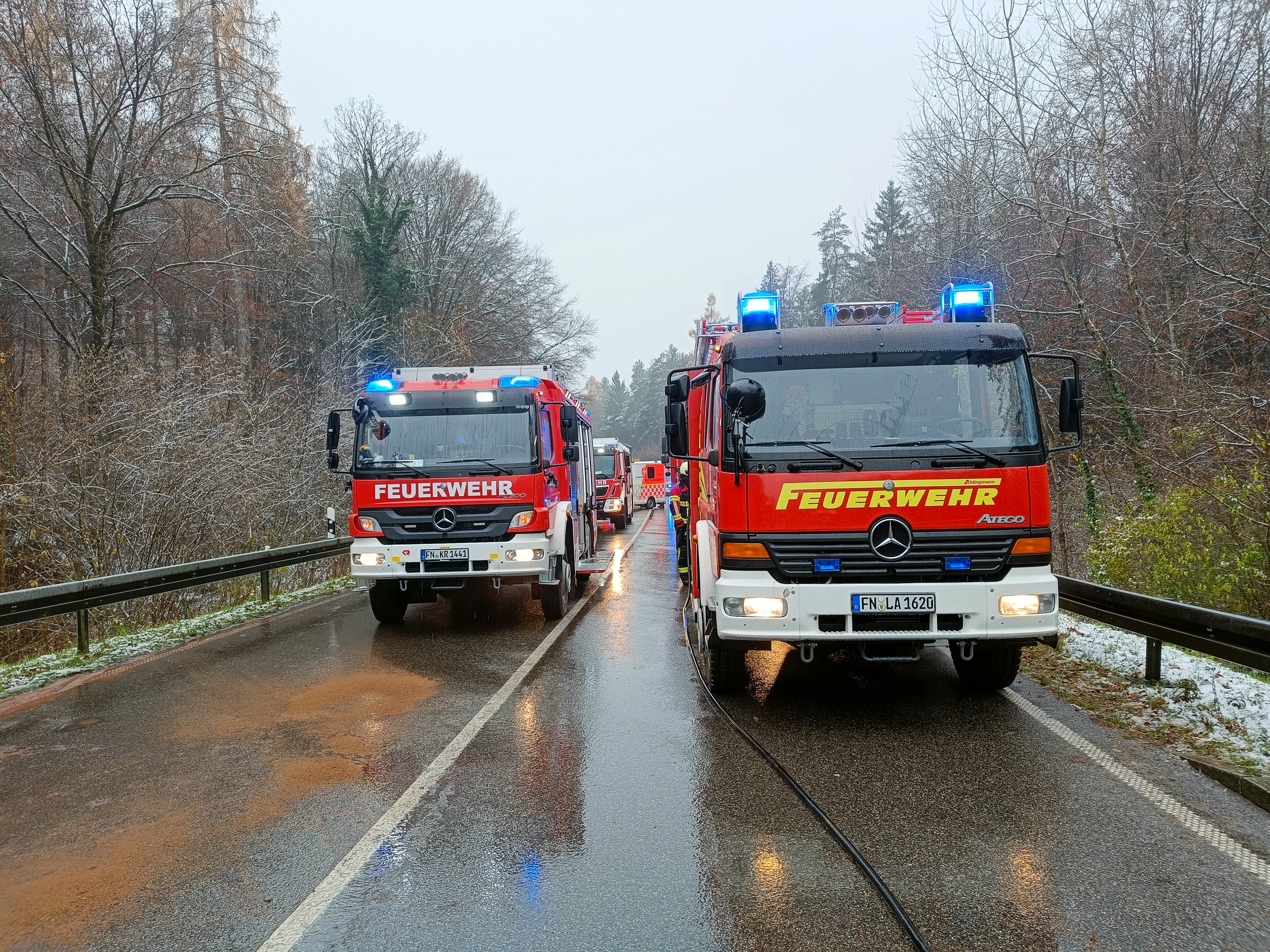 Das Löschfahrzeug 1/44 und ein Fahrzeug der Feuerwehr Kressbronn stehen auf der Bundesstraße.